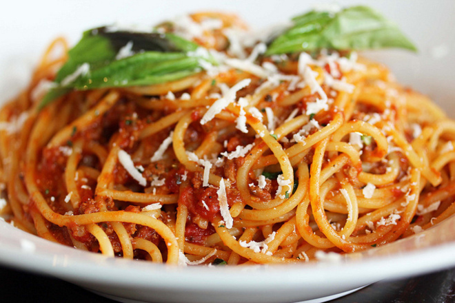 спагети с кайма