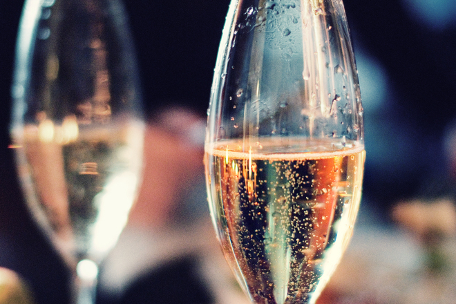 Защо шампанско се пие най-добре във висока чаша?