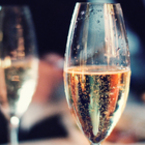 Защо шампанско се пие най-добре във висока чаша?