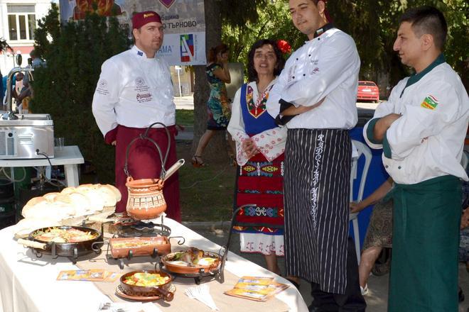 Фестивала "Пъстра трапеза" събра кулинари във Велико Търново