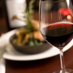 Важна съставка в червеното вино подобрява равновесието ни