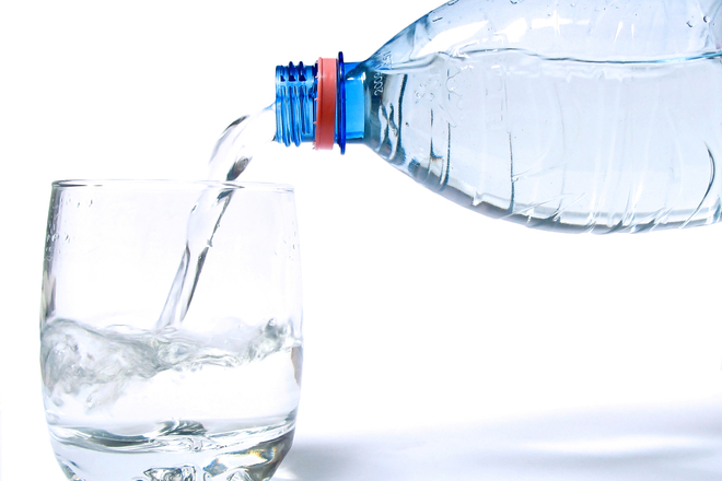 Какво да гледаме, когато купуваме вода в пластмасова бутилка