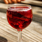 Червеното вино спомага за зрението
