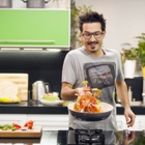 Сръбският готвач Ненад Великович показва кулинарни трикове в ново шоу