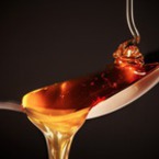 Спрете кашлицата с мед от борови връхчета