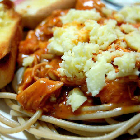 Large spageti s pileshko file i soev sos