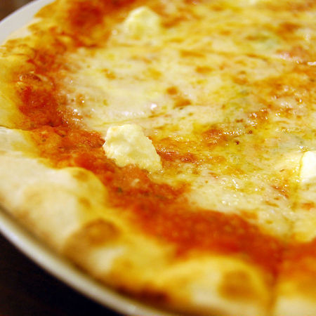 Large pitsa kuatro formadzhi