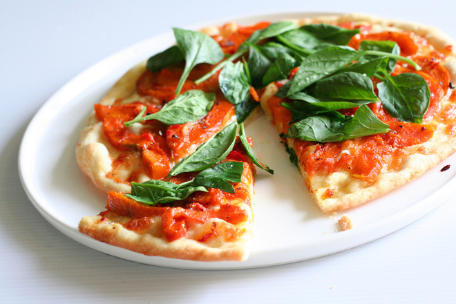 Пица с домати и пресен спанак