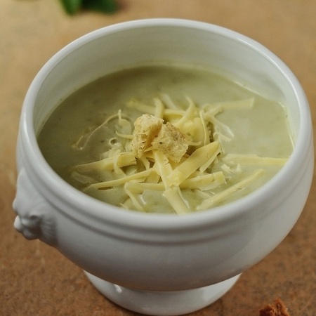 Large krem supa ot zelen bob s parmezan