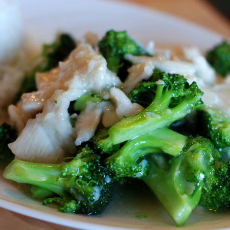 Large pile s brokoli i smetanov sos