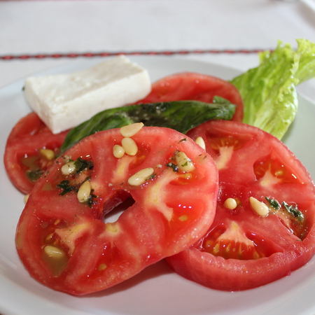 Large salata ot domati s kedrovi yadki
