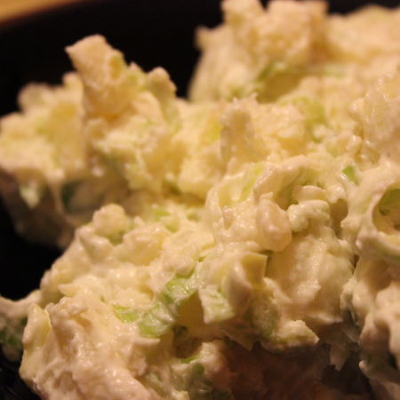 Large kartofena salata s praz luk i mayoneza