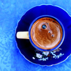 Най-сладко е кафето, поднесено в синя чаша