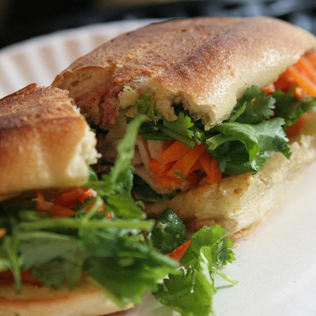 Large sandvich s morkovi i magdanoz