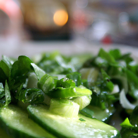 Large zelena salata s presen luk