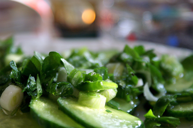 Зелена салата с пресен лук