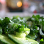 Зелена салата с пресен лук