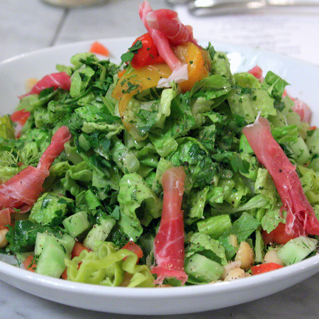 Large zelena salata s proshuto i tsarevitsa