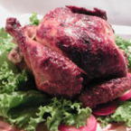 Печено пиле върху подложка от зелена салата
