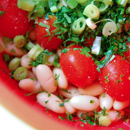 Large bobena salata s cheri domati i zelen luk
