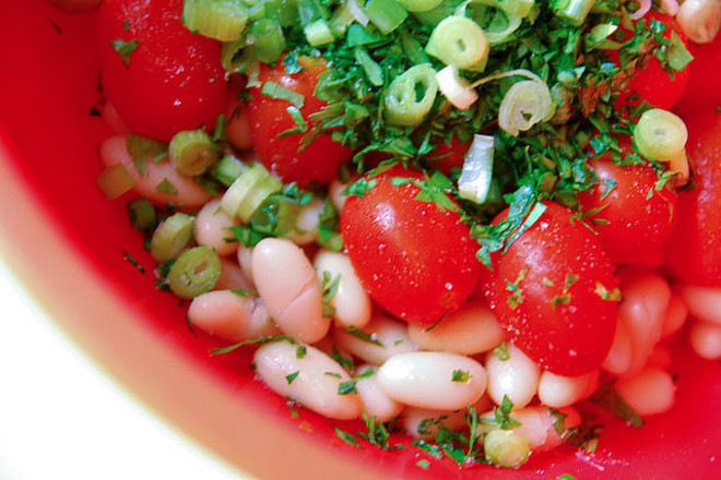 Бобена салата с чери домати и зелен лук
