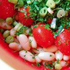 Бобена салата с чери домати и зелен лук