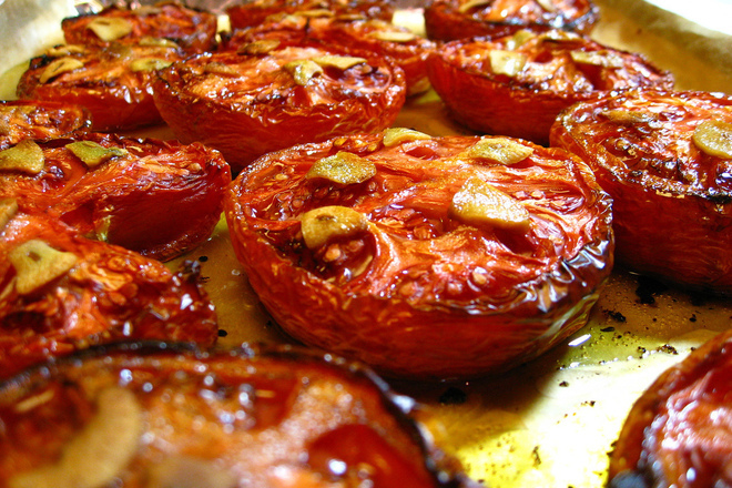 Печени домати с чесън и зехтин
