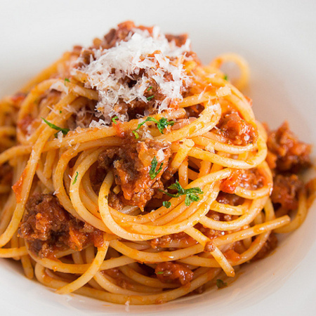 Large spageti s domaten sos i kayma