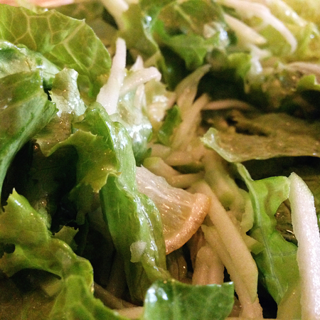 Large zelena salata s yabalki i laym
