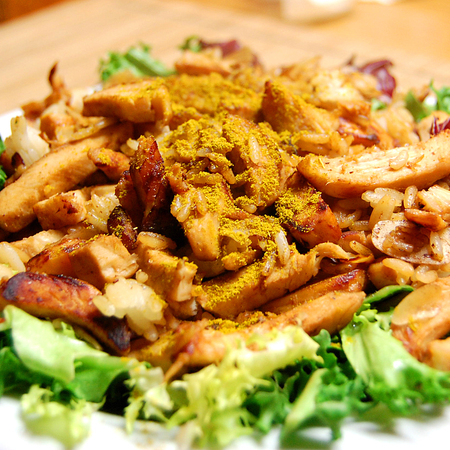 Large pile s oriz varhu kanape ot zelena salata