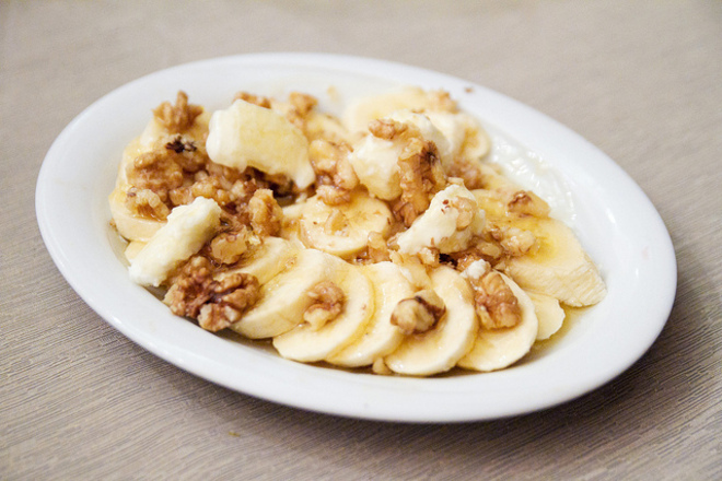 Здравословен десерт с орехи и банани