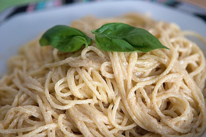 Спагети със сметана и босилек