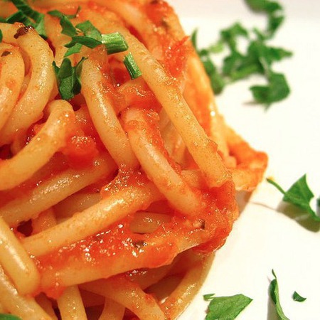 Large spageti s domaten sos magdanoz i rigan