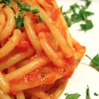 Спагети с доматен сос, магданоз и риган