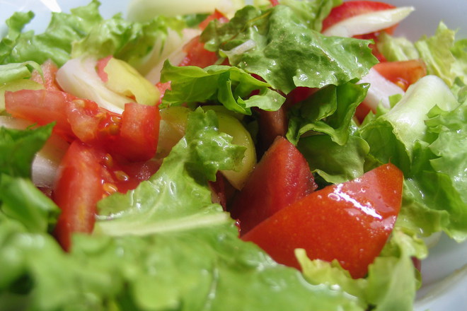 Зелена салата с домати, лук и чушки