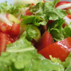 Зелена салата с домати, лук и чушки
