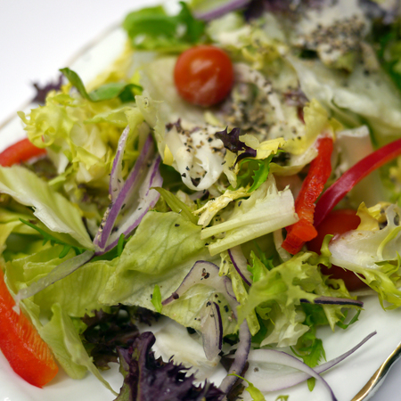 Large zelena salata s rukola radichio i luk