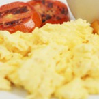Бъркани яйца със сирене и масло