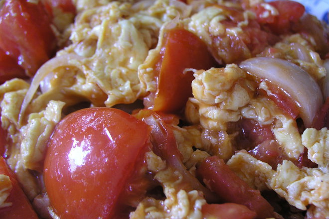 Бъркани яйца с домати и лук