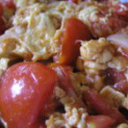 Бъркани яйца с домати и лук