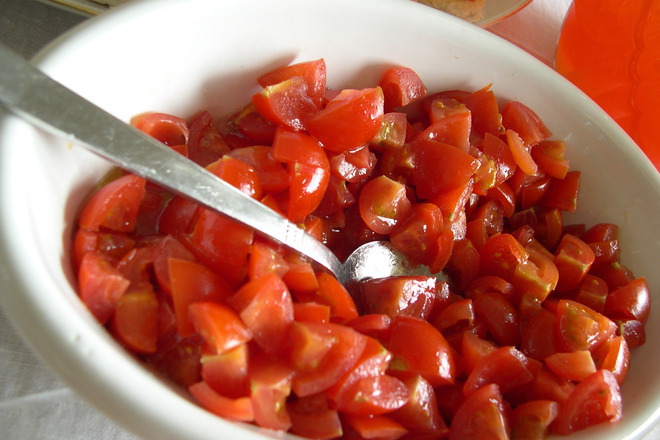 Каква е разликата между доматите и чери доматите