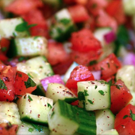 Large apetitna salata ot domati i krastavitsi