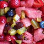 Плодова салата от диня с ягоди и боровинки