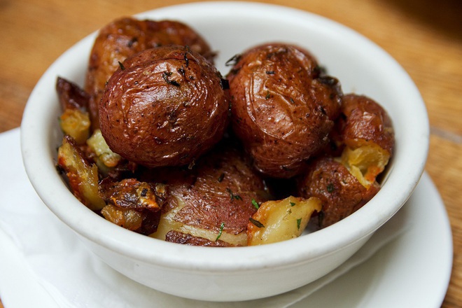 Печени пресни картофи с босилек