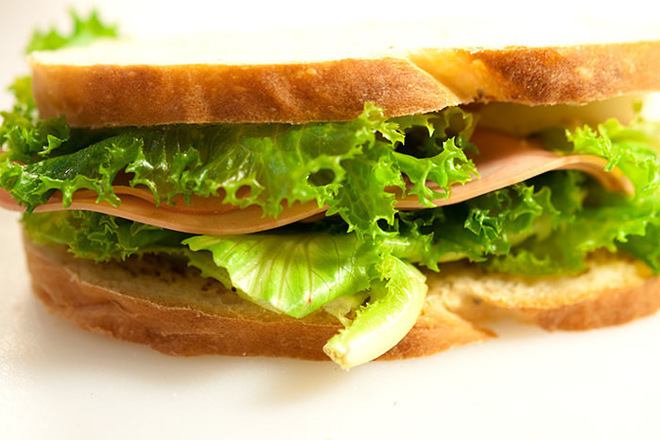 Свеж сандвич с мортадела