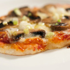 Пица с гъби, моцарела и зелен лук