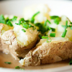 Печени картофи с масло и зелен лук