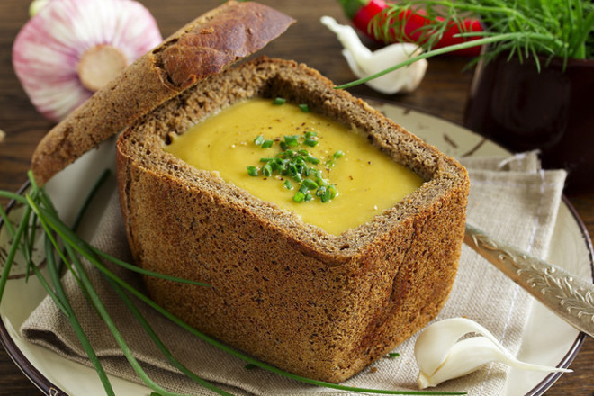 Крем супа от леща в хлебче