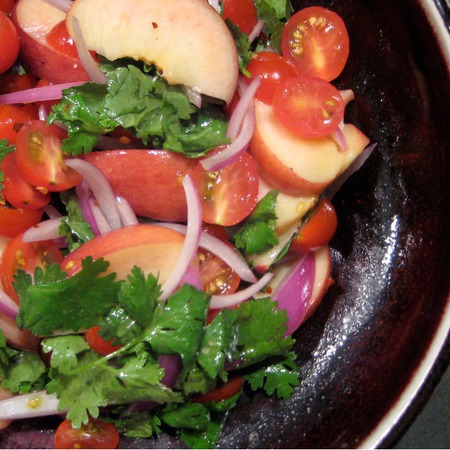 Large salata ot cheri domati s praskovi i magdanoz
