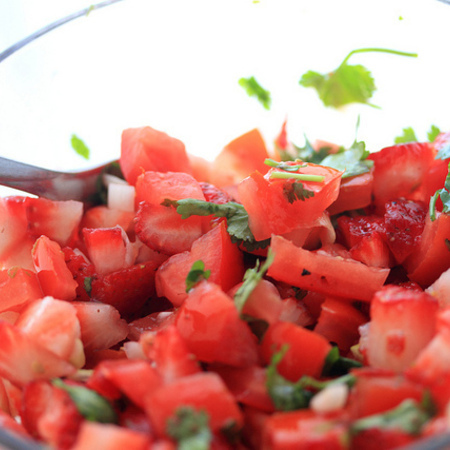 Large salata ot domati s yagodi i luk